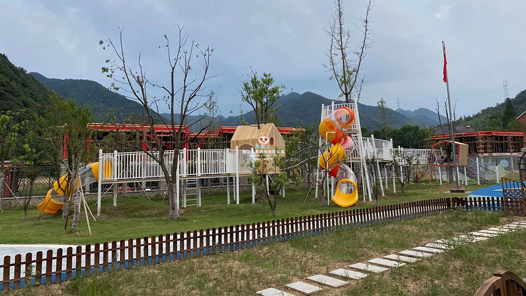 幼兒園適合哪種材質(zhì)的兒童滑梯？